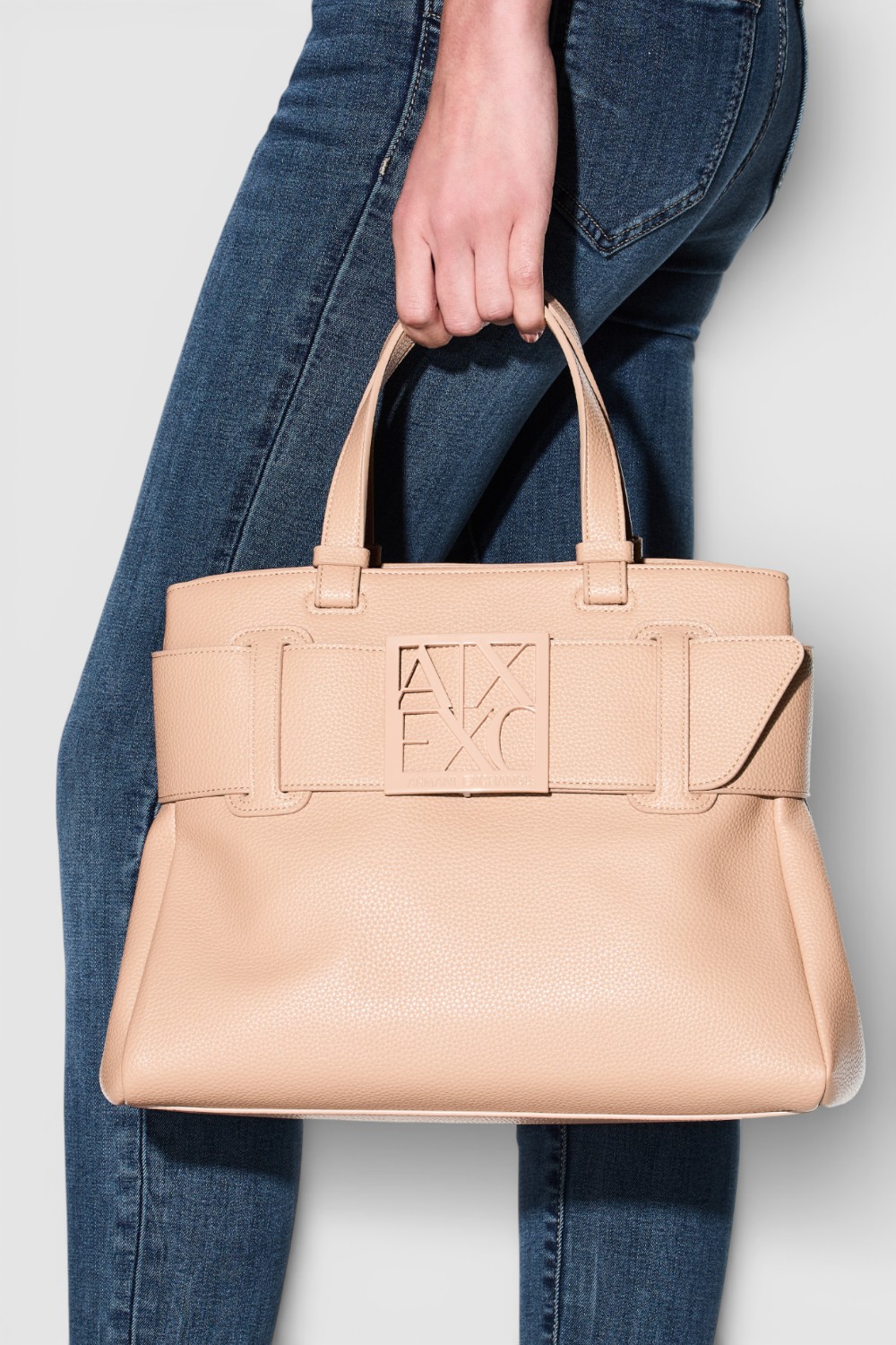 תמונת כל הלוק של תיק נשיאה